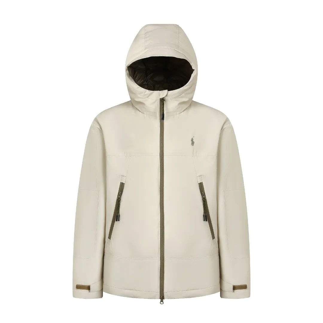 P970 Ralph Lauren Logo Hooded Down Jacket Fabric selection: High-density nylon taffeta with a density of about 210T-300T, smooth and slightly matte surface, excellent windproof and waterproof performance (with DWR water-repellent treatment), strong wrinkle resistance and easy care, in line with the "durable and practical" positioning of American leisure.  Lining fabric: 100% polyamide is used to create the lining. The high-density and tight weaving process prevents fine lint from emerging from the gaps in the fabric. The smooth surface improves the putting on and taking off experience, and the excellent wear and tear resistance ensures damage caused by frequent use, while the light and soft texture does not affect the overall weight.  High-quality filling: 90 white duck down is selected, with a weight of 220g, ensuring excellent thermal insulation performance. After strict screening and processing, the velvet is not easy to drill, ensuring durability. Style and cutting process: The classic jacket has a slightly loose fit, with a slightly dropped shoulder line (the shoulder width is 1-2cm wider than the standard fit). The length reaches the hips, and the sleeves are slightly tapered straight sleeves, taking into account freedom of movement and casual style.  Details: The adjustable Velcro on the cuffs allows you to freely adjust the tightness according to the thickness of your wrist and personal preferences, effectively preventing cold wind from intruding, and improving warmth retention performance.  In terms of storage, the two front zipper pockets are convenient for you to place frequently used items, and the zipper design ensures that items are not easily lost. A built-in pocket on the left side of the chest provides a safe storage space for some small private items.  The drawstring design at the hem allows you to adjust the shape of the jacket according to your body shape and dressing needs. Whether it is loose and casual or slim and neat, you can easily control it.  Embroidery technology: Polo horse logo on the left chest: flat satin stitch embroidery (satin embroidery), embroidery thread: 100% polyester high color fastness embroidery thread (the color number is consistent with the brand’s standard red color card), stitch density 12-15 stitches/cm, the outline of the horse logo is clear, and the details of the rider and horse are burr-free.  Embroidery positioning: precise positioning through the template (12cm from the neckline and 8cm from the placket) to ensure left and right symmetry and centering.  Accessories: One-to-one customized zipper sling, one-to-one customized zipper puller, one-to-one customized washable label SIZE: S M L XL